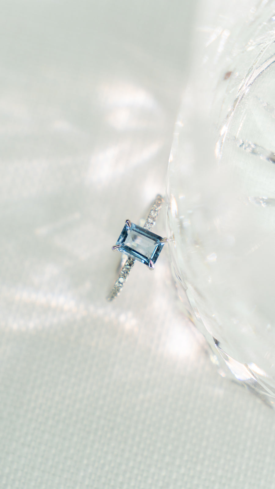 Anello con pavè e acquamarina