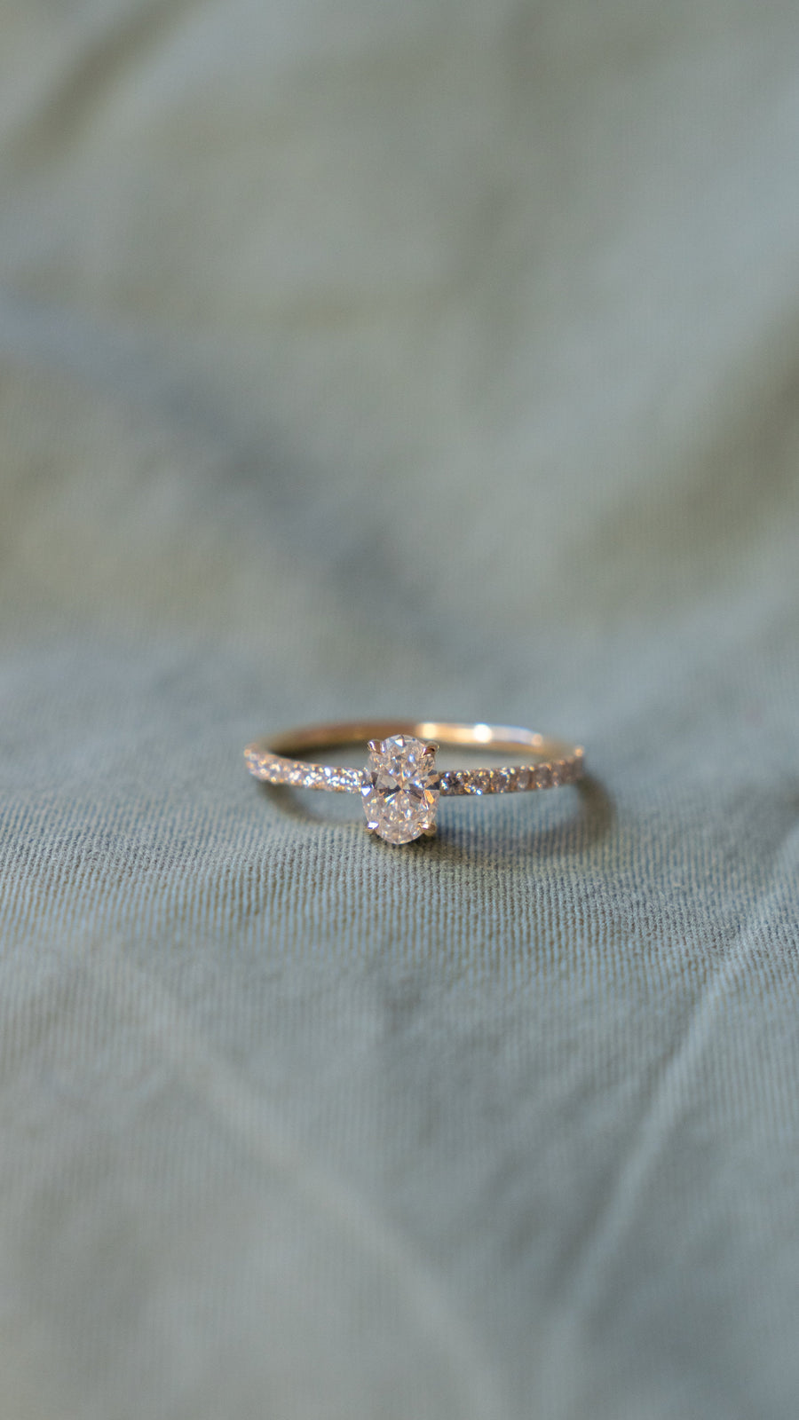 Anello con micropavè e diamante ovale